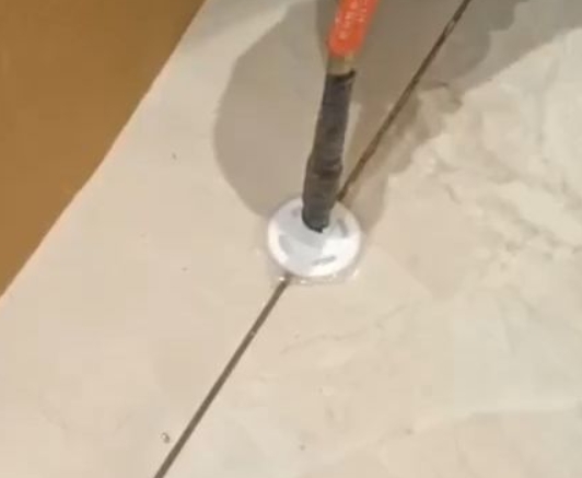 随州市瓷砖空鼓维修公司专业解答瓷砖在铺贴过程中，如果没有涂抹均匀到位的粘结材料（如水泥砂浆或瓷砖胶），可能会导致以下问题