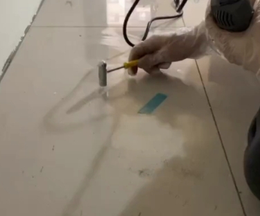 随州市瓷砖开裂维修公司专业分享瓷砖在铺贴前如果没有沥干水分，将会导致以下问题